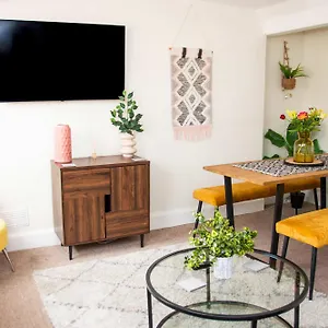 Beautiful Character 3 Bed Centre Bath